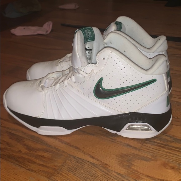 Nike Basketball Shoes - Picture 2 of 3